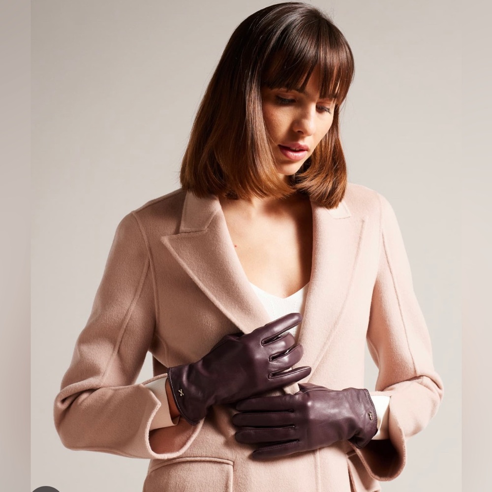 New ted baker Bowsii
Bow Detail Leather Gloves. DP-purple color.
